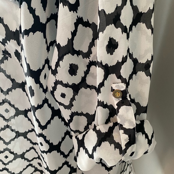 White & Black Pattern V-Neck Flowy Tunic Blouse w/Rolled Sleeves & Gold Buttons - Picture 5 of 9